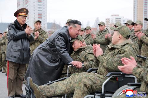 Kim Jong-un enlace un soldat revenant de Russie lors d’une cérémonie d’accueil à Pyongyang, le 12 décembre 2025.