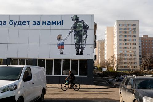 Panneau publicitaire pour un centre de recrutement militaire dans le centre-ville de Marioupol, le 18 novembre 2025.