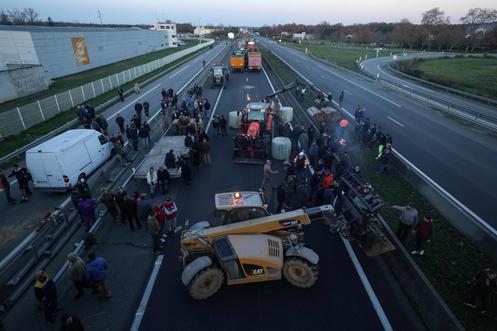 Des agriculteurs bloquent une partie de l’autoroute A64 lors d’une manifestation, à Carbonne (Haute-Garonne), le 12 décembre 2025.