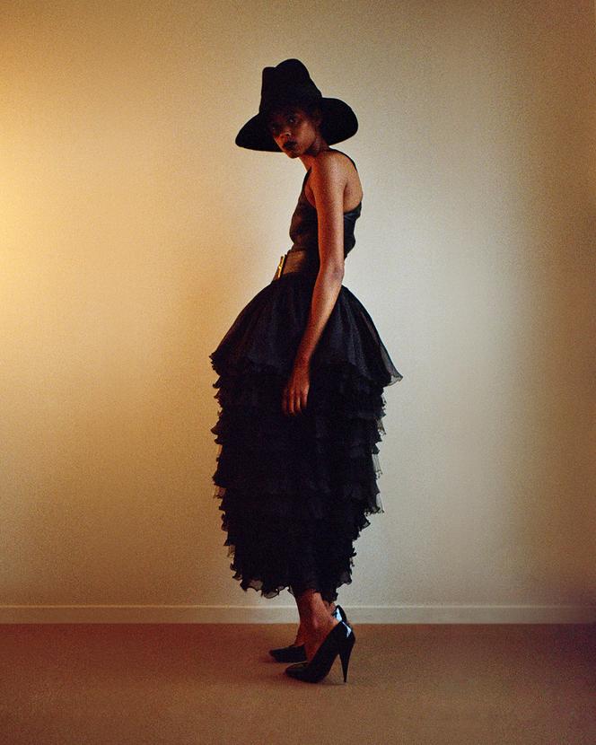Jupe à volants en soie, débardeur, chapeau et ceinture, Louis Vuitton, prix sur demande, louisvuitton.com