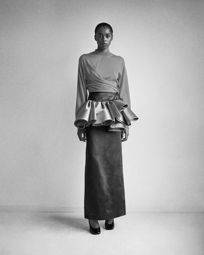 Pull et jupe péplum en satin duchesse en soie et viscose, Burc Akyol, 2 100 €, burcakyol.com