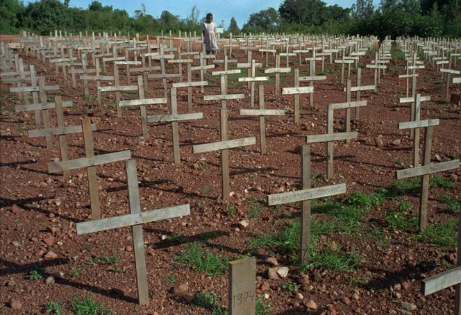 Le cimetière de Nyaza, qui abrite les tombes de milliers de victimes du génocide de 1994, près de Kigali, au Rwanda, le 25 novembre 1996.