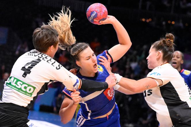 Les Françaises de Clarisse Mairot (au centre) se sont inclinées face à l’Allemagne, vendredi 12 décembre, à Rotterdam (Pays-Bas), en demi-finales du Mondial de handball.