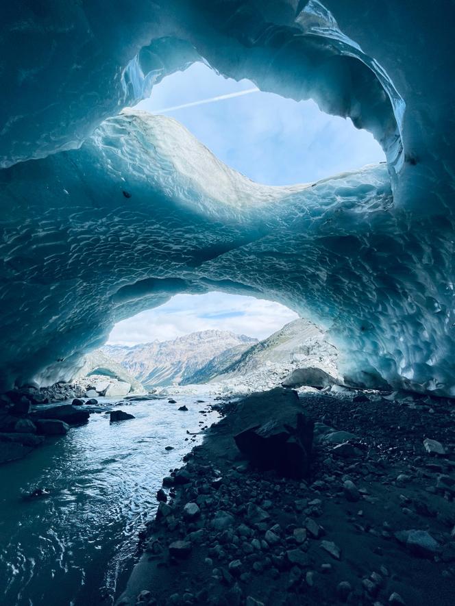 Grotte glaciaire située à l’avant du glacier de Morteratsch, dans les Alpes suisses. Ces grottes sont un symbole du ralentissement et de la désintégration des glaciers, dans le canton des Grisons, en octobre 2025.