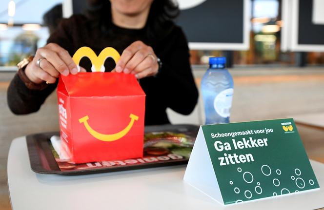 Dans un restaurant de la chaîne de restauration rapide McDonald’s, à Arnhem (Pays-Bas), le 1ᵉʳ mai 2020. 