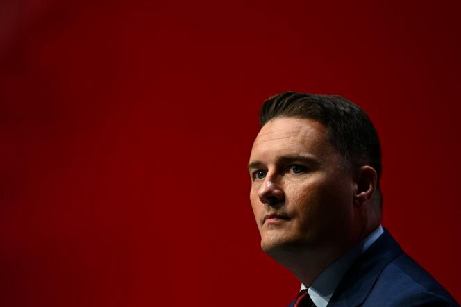 Le ministre de la santé britannique, Wes Streeting, prononce un discours lors de la troisième journée du congrès annuel du Parti travailliste, à Liverpool, dans le nord-ouest de l’Angleterre, le 30 septembre 2025.