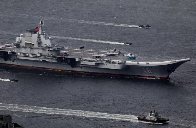 Le « Liaoning », premier porte-avions chinois, à Hongkong, le 7 juillet 2017, pour célébrer le 20ᵉ anniversaire de la présence de la garnison de l’Armée populaire de libération (APL) dans cette ville semi-autonome chinoise, ancienne colonie britannique.
