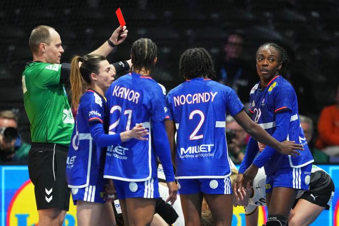 Les Bleues sont passées à côté de leur rencontre à l’image d’Oriane Ondono (à droite), exclue pour une faute grossière en seconde période.