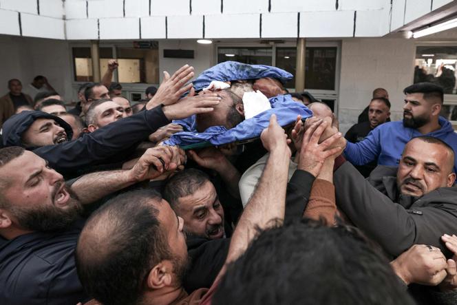 Des Palestiniens transportent le corps d’un homme tué lors d’une opération menée par les forces israéliennes dans le village d’Odala, au sud de Naplouse, en Cisjordanie, le 5 décembre 2025. 
