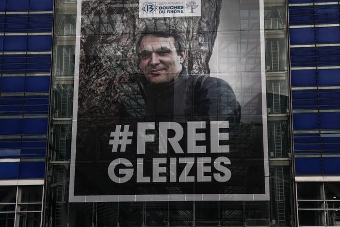 Banderole à l’effigie du journaliste français Christophe Gleizes, affichée sur la façade du conseil départemental des Bouches-du-Rhône, à Marseille, le 12 décembre 2025.