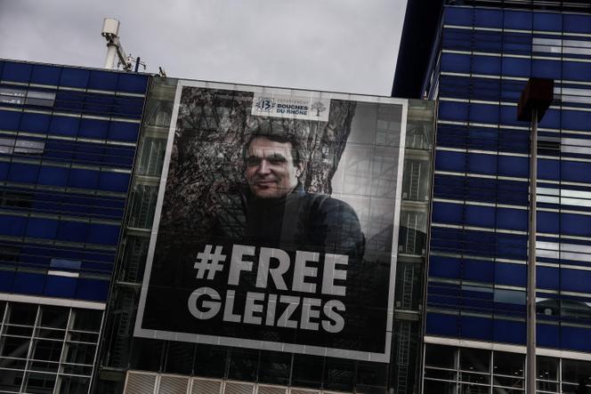 Une affiche à l’effigie de Christophe Gleizes, déployée sur la façade du bâtiment du conseil départemental des Bouches-du-Rhône, à Marseille, le 12 décembre 2025.