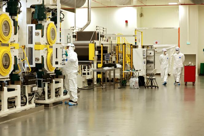 Dans la gigafactory de batteries pour véhicules électriques Verkor, à Bourbourg (Nord), le 10 décembre 2025.