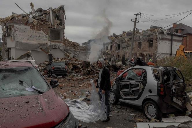 Kiev après une attaque aérienne russe dans un quartier résidentiel, le 28 septembre 2025.