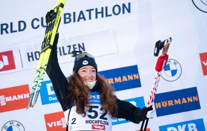 Lou Jeanmonnot célèbre sa victoire au sprint d’Hochfilzen, en Autriche, le 12 décembre 2025.