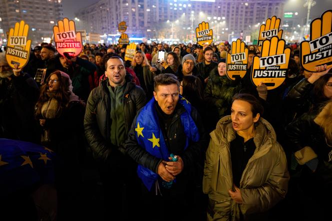 Lors d’une manifestation devant le siège du gouvernement roumain pour réclamer une réforme du système judiciaire, à Bucarest, le vendredi 12 décembre 2025. 