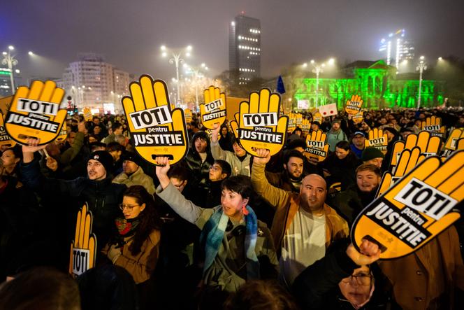 Los manifestantes sostienen carteles que dicen 