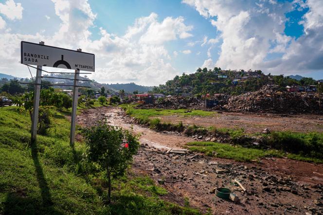 A l’entrée du village de M’tsapere (Mayotte), le 2 décembre 2025, près d’un an après le passage du cyclone Chido.