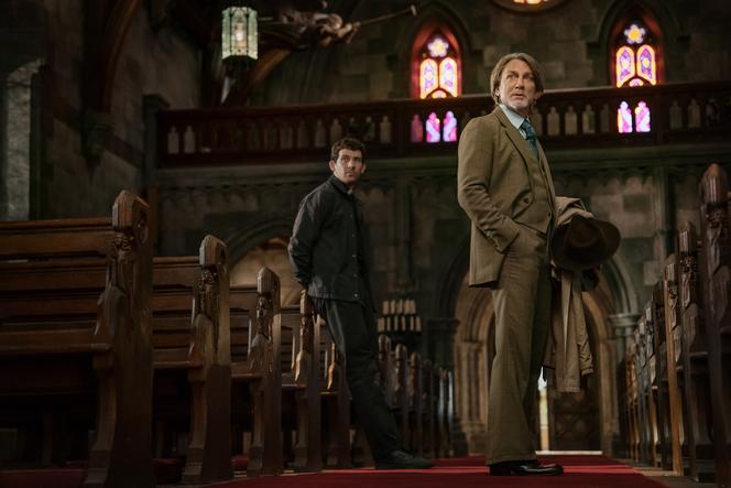 Josh O’Connor (le père Duplenticy) et Daniel Craig (Benoît Blanc) dans « Wake Up Dead Man. Une histoire à couteaux tirés », de Rian Johnson.