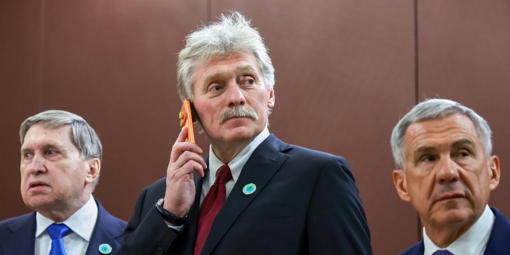 Le conseiller pour la politique étrangère russe,  Yuri Ushakov, le porte-parole du Kremlin, Dmitri Peskov, et le chef de la République du Tatarstan, Rustam Minnikhanov, pendant des discussions au Turkmenistan, le 12 décembre 2025. - ALEXANDER KAZAKOV / AP