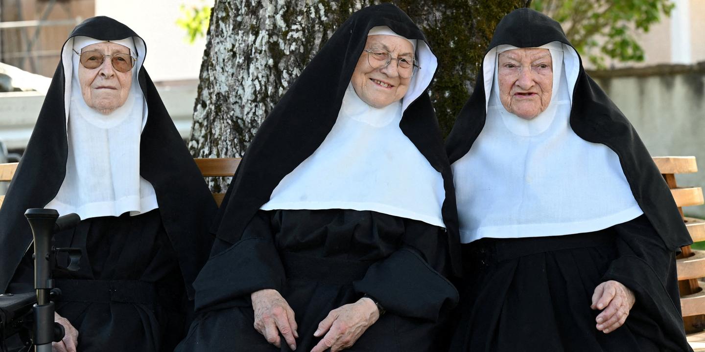 https://img.lemde.fr/2025/12/12/212/0/5270/2635/1440/720/60/0/d523ddf_upload-1-lhb82zhmise4-2025-09-12t131221z-1072404459-rc2aqgatr0iw-rtrmadp-3-austria-nuns-convent-occupation.JPG