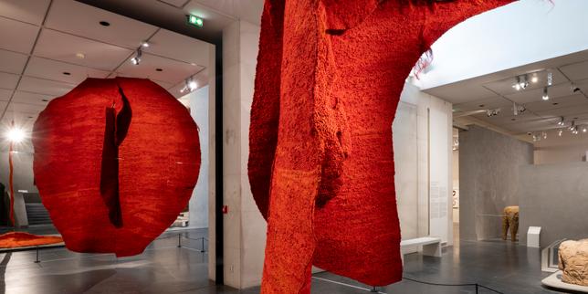 Au Musée Bourdelle, les sculptures textiles de Magdalena Abakanowicz