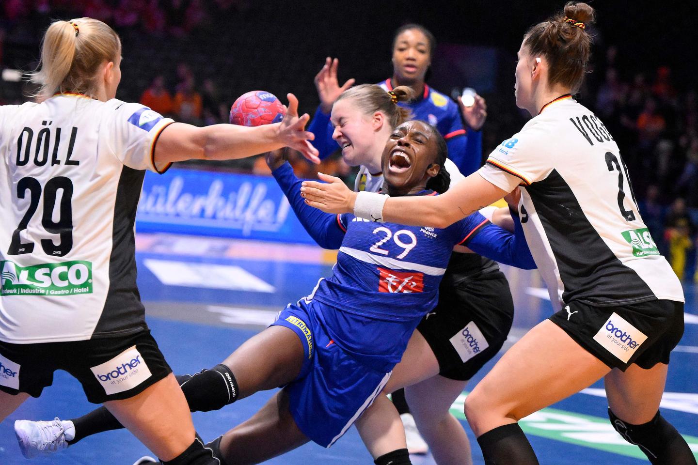 Mondial de handball : écrasée par l’Allemagne, la France va tenter de prendre sa revanche sur les Pays-Bas pour arracher le bronze Mondial de handball : écrasée par l’Allemagne, la France va tenter de prendre sa revanche sur les Pays-Bas pour arracher le bronze