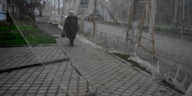 Dans le nord-est de l’Ukraine, à Izioum, la vie sous les filets antidrones