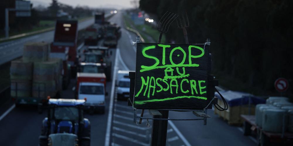 Des agriculteurs bloquent l’autoroute A64, lors d’une manifestation à Carbonne (Haute-Garonne), le 12 décembre 2025. - VALENTINE CHAPUIS / AFP