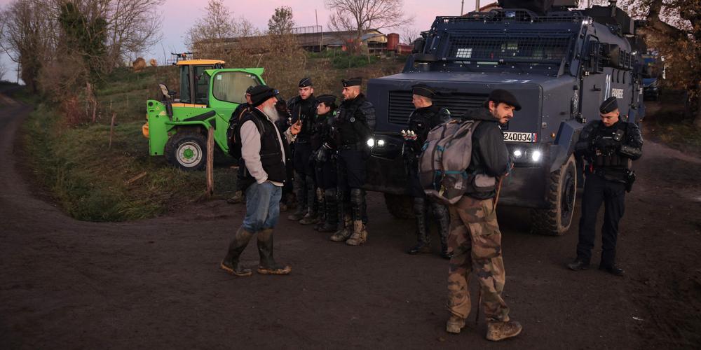 Des gendarmes bloquent l’entrée d’une ferme aux Bordes-sur-Arize, en Ariège, le 12 décembre 2025. - VALENTINE CHAPUIS/AFP