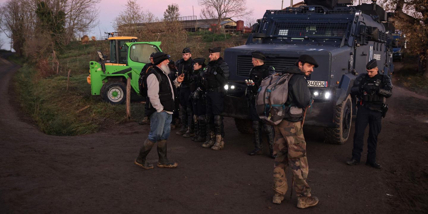 les gendarmes contrôlent la ferme d’Ariège, des agriculteurs mobilisés sur l’autoroute A75
