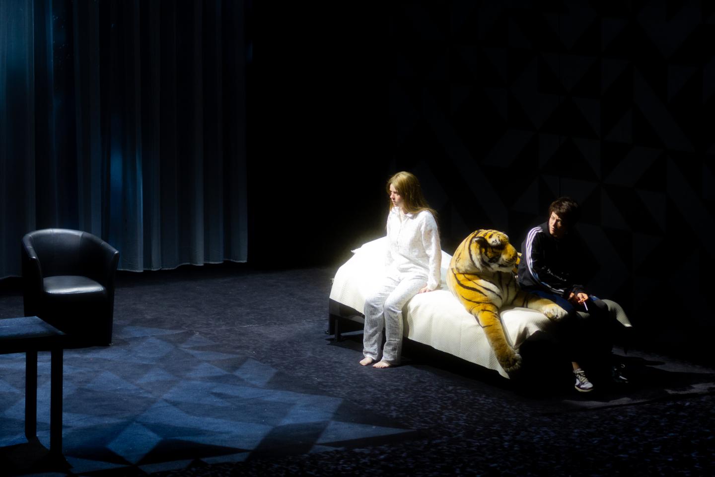 Avec « Les Petites Filles modernes (titre provisoire) » aux Amandiers, Joël Pommerat expédie le théâtre dans une fascinante quatrième dimension Avec « Les Petites Filles modernes (titre provisoire) » aux Amandiers, Joël Pommerat expédie le théâtre dans une fascinante quatrième dimension