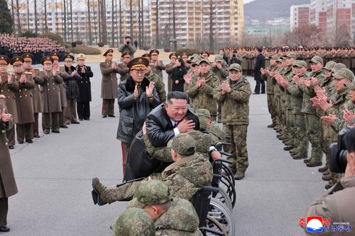 Kim Jong-un, lors d’une cérémonie de bienvenue pour les soldats nord-coréens du 528ᵉ régiment du génie qui ont passé cent vingt jours dans l’oblast de Koursk (Russie), à Pyongyang, le 12 décembre 2025, sur une photo diffusée par l’Agence centrale de presse coréenne (KCNA).