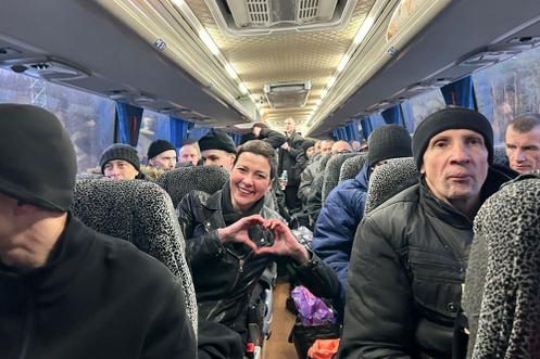 Maria Kolesnikova, coordinatrice de la campagne de Viktor Babaryko, à bord d’un bus transportant les personnes libérées vers l’Ukraine, le 13 décembre 2025.