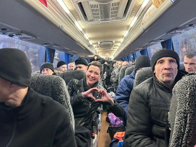L’opposante biélorusse Maria Kolesnikova (au centre) à l’intérieur d’un bus après sa libération par la Biélorussie, dans un lieu tenu secret en Ukraine, sur cette photo obtenue le 13 décembre 2025. 