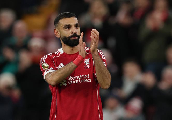 L’attaquant égyptien de Liverpool, Mohamed Salah, remercie le public d’Anfield après la victoire des Reds contre Brighton (2-0), le 13 décembre 2025, lors de la 16ᵉ journée du championnat anglais de football.