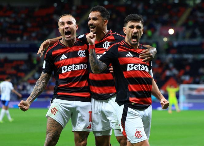 Danilo, joueur du Flamengo, célèbre son but avec Everton et Giorgian de Arrascaeta, lors du match de qualification pour la finale de la Coupe intercontinentale face à Pyramids FC, à Al-Rayyan (Qatar) le 13 décembre 2025.