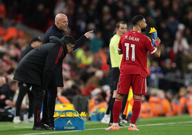 Arne Slot (le doigt tendu) distille ses derniers conseils tactiques à Mohamed Salah (à droite), avant son entrée en jeu lors de la victoire de Liverpool face à Brighton (2-0), samedi 13 décembre, à Anfield.