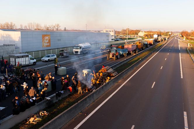 Blocage de l’A64 par les agriculteurs au niveau de Carbonne (Haute-Garonne), en réaction à la gestion de la dermatose nodulaire par le gouvernement, le 13 décembre 2025.
