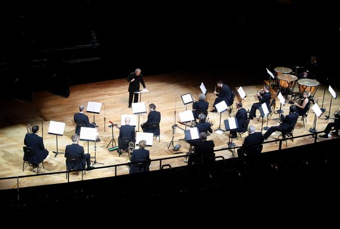 Les musiciens de l’Orchestre de Paris dans la grande salle Pierre Boulez de la Philharmonie de Paris, le 27 mai 2020.