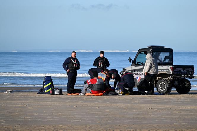 Des migrants secourus après leur tentative de traversée de la Manche, à Sangatte (Pas-de-Calais), le 13 décembre 2025.