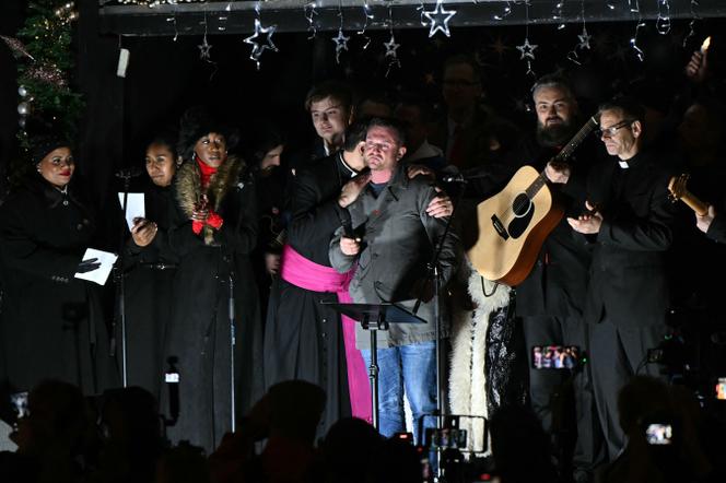 L’activiste britannique d’extrême droite Tommy Robinson s’adresse à ses partisans à Whitehall, dans le centre de Londres, le 13 décembre 2025, lors d’un concert de chants de Noël en plein air qu’il a organisé.