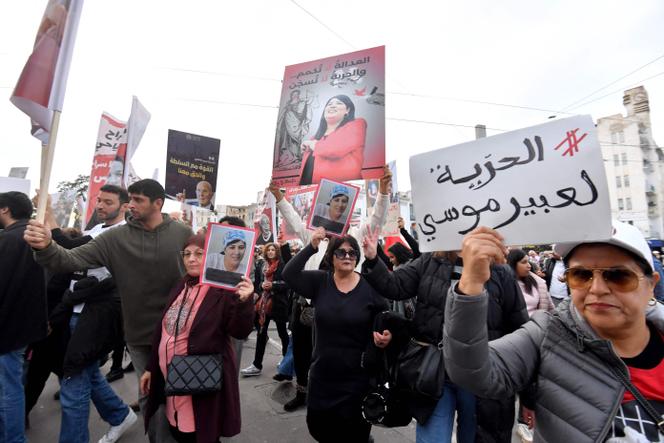 Túnez sostiene carteles que representan a Abir Moussi, una destacada figura de la oposición al régimen de Kaïs Saïed, durante una manifestación contra el presidente y por las libertades y la liberación de los presos políticos, en Túnez, el 13 de diciembre de 2025. 