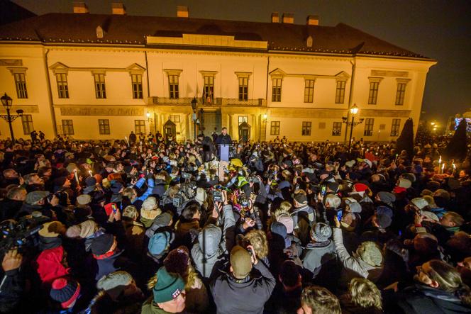 Péter Magyar, le leader de l’opposition hongroise, s’adresse aux personnes venues manifester pour demander la démission du premier ministre, Viktor Orban, accusé d’inaction dans le scandale des violences dans l’aide sociale à l’enfance. A Budapest, le 13 décembre 2025.