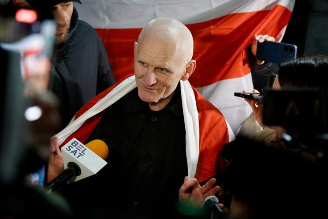 Le Biélorusse Ales Bialiatski, Prix Nobel de la paix en 2022, s’adresse à la presse à l’ambassade des Etats-Unis à Vilnius, en Lituanie, le 13 décembre 2025. Il a été libéré par Minsk avec plus de 100 autres prisonniers après plus de quatre ans de détention. 