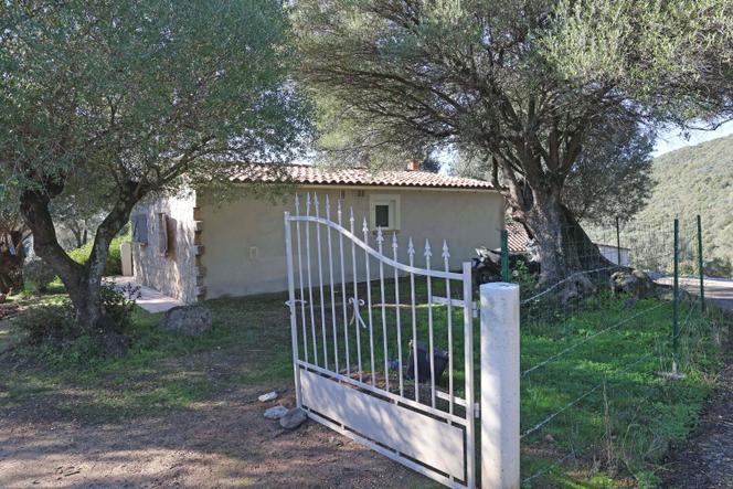 A casa onde Mickaël Ettori foi encontrado e preso, em Olmeto (Sul da Córsega), em 13 de dezembro de 2025.