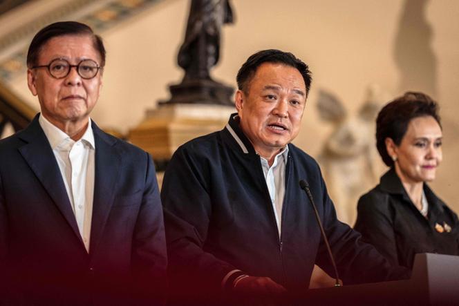 Le premier ministre thaïlandais, Anutin Charnvirakul (au centre), lors d’une conférence de presse à la Maison du gouvernement, à Bangkok, le 12 décembre 2025. 