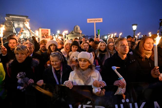 Le président du parti d’opposition hongrois Tisza, Peter Magyar, deuxième à droite, la vice-présidente du parti Tisza, Agnes Forsthoffer, à droite, et la chanteuse d’opéra Andrea Rost, au centre, assistent à la manifestation du parti Tisza, à Budapest, le 13 décembre 2025.