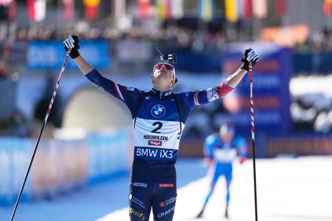 Le biathlète français Eric Perrot célèbre sa victoire sur l’épreuve de la poursuite, le 13 décembre 2025, lors de la deuxième étape de la Coupe du monde à Hochfilzen (Autriche).