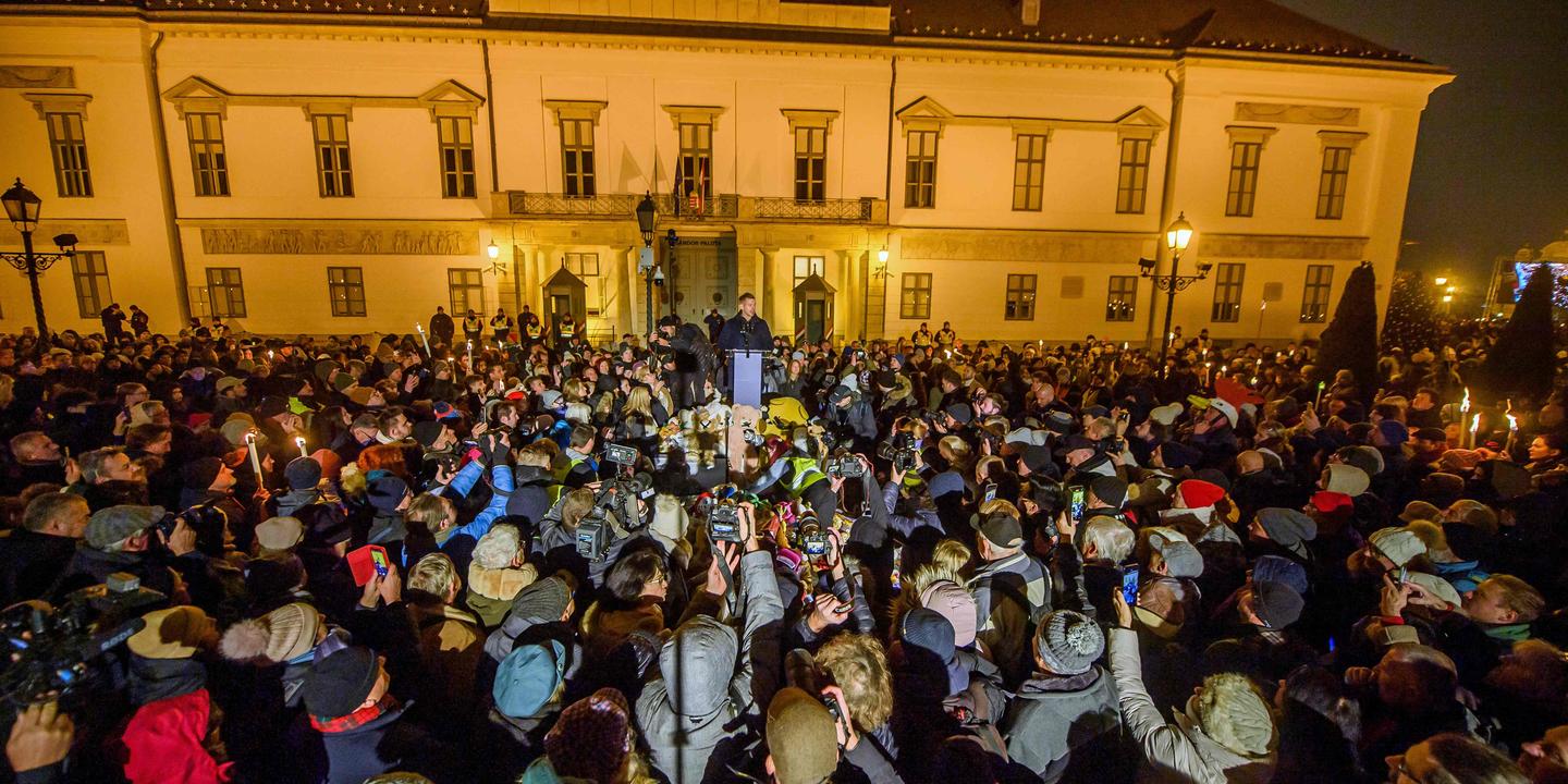 Hongrie : des milliers de manifestants pour demander la démission de Viktor Orban, après la révélation de maltraitances dans l’aide sociale à l’enfance