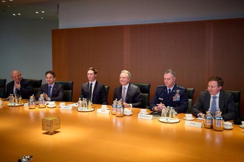 La délégation américaine à la chancellerie, à Berlin, autour de Jared Kushner, troisième en partant de la gauche, et Steve Witkoff, troisième à partir de la droite.